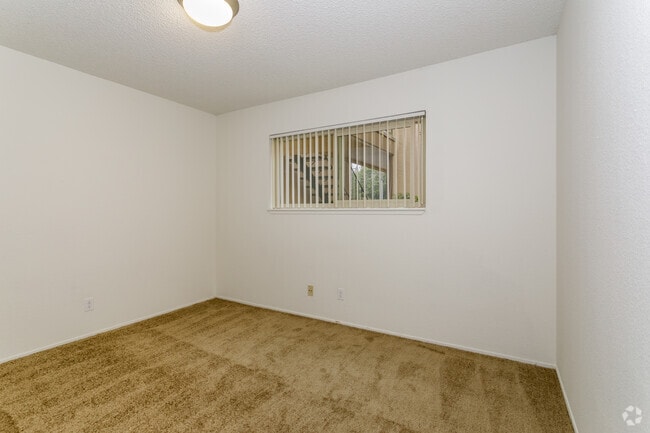 2BR, 1BA - 908SF - The Drake and Anderson Court