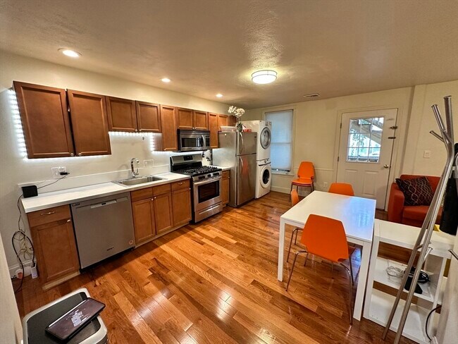 Photo - 130 W 8th St Unidad 1