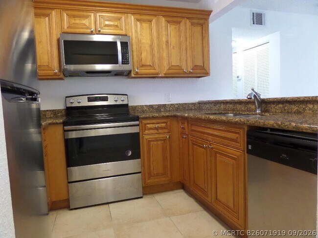 1523 Lake Crystal Dr Unidad F