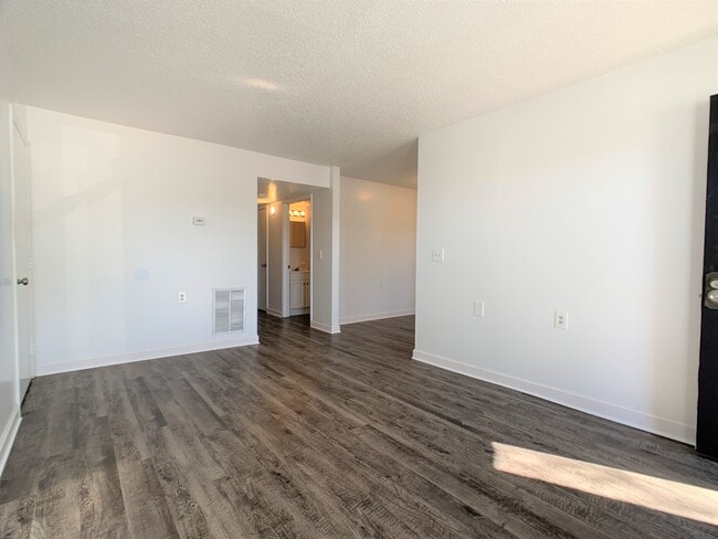 2BR, 1BTH - 850 SF