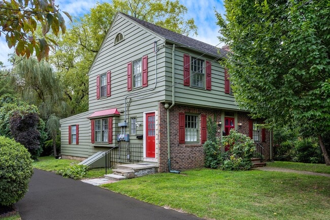 Building Photo - 6 E Chestnut St Rental