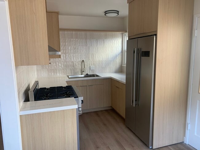 Building Photo - 11677 1/2 Magnolia Blvd Unit 11677 12