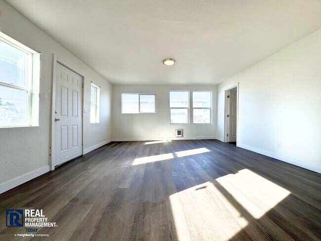 Photo - Hallassan Investments - Woo - 204-212 Unit 206