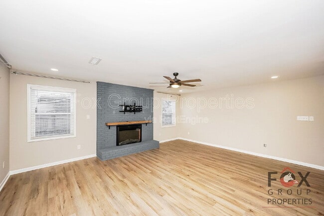 Photo - 305 Camelot Dr