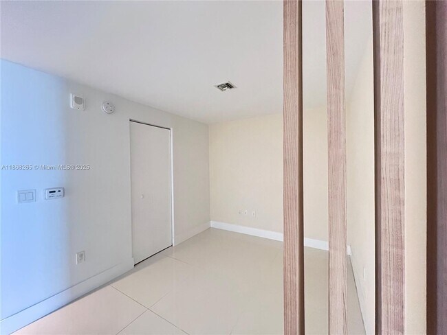 Photo - 16385 Biscayne Blvd Unidad 2103