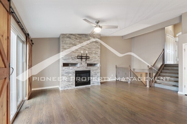 Photo - Stylish Townhouse 2bed / 2bath, 2 car garage and AC in Gated Community Near Powers Corridor