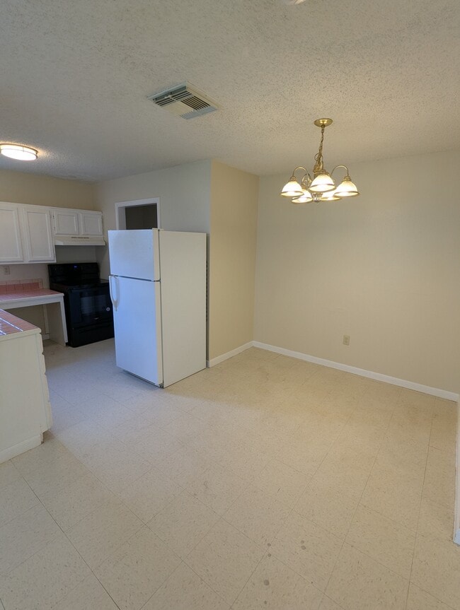 Photo - 6310 Windsor Castle