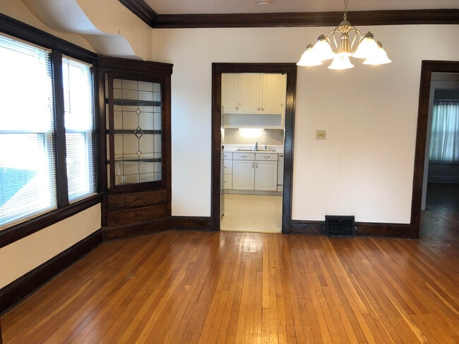 Dining room - 2479 E 124th St Unit 124th Street