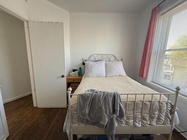 Photo - Rogers Park 1 Bed 1 Bath/ Dog Friendly / Top Floor Unit Unit 3