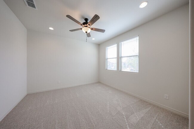 Photo - 3 bedroom + Den in Asante community