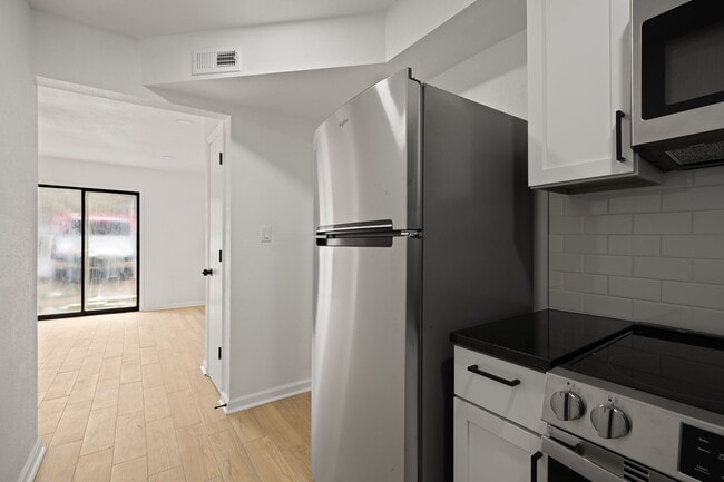 Photo - Hampton Court Apartments
