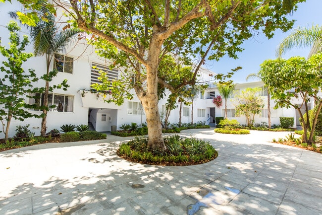 Photo - 132 San Vicente Blvd Unit B