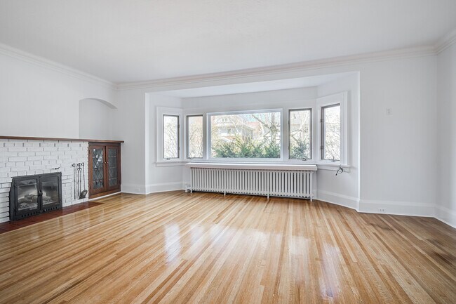 Photo - 105 Hillsdale Ave W