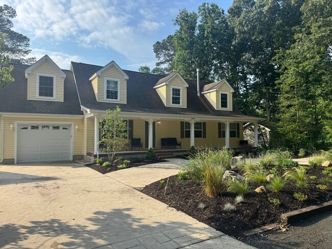 Building Photo - 2094 Fieldcrest Dr