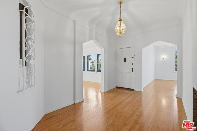 Photo - 307 S Doheny Dr