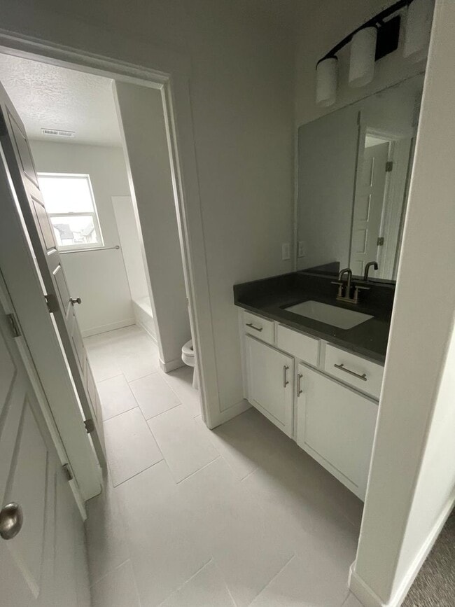 Building Photo - GET $500 OFF THE FIRST MONTHS RENT!!!