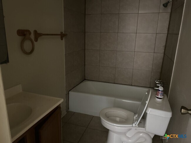 Photo - 903 N Main St Unidad A