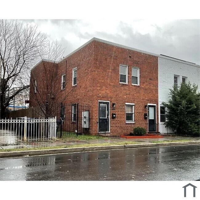 Building Photo - 443 20th St NE