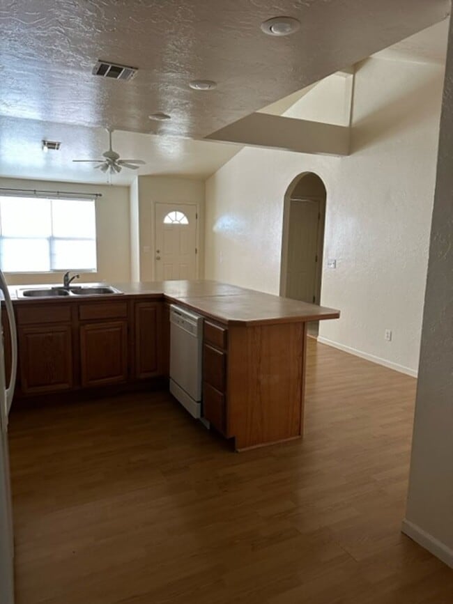Building Photo - 3 BEDROOM 2 BATHROOM DUPLEX FOR RENT