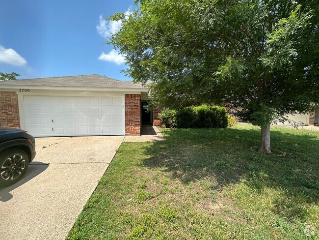 Building Photo - Full Brick Single home with fireplace and ...