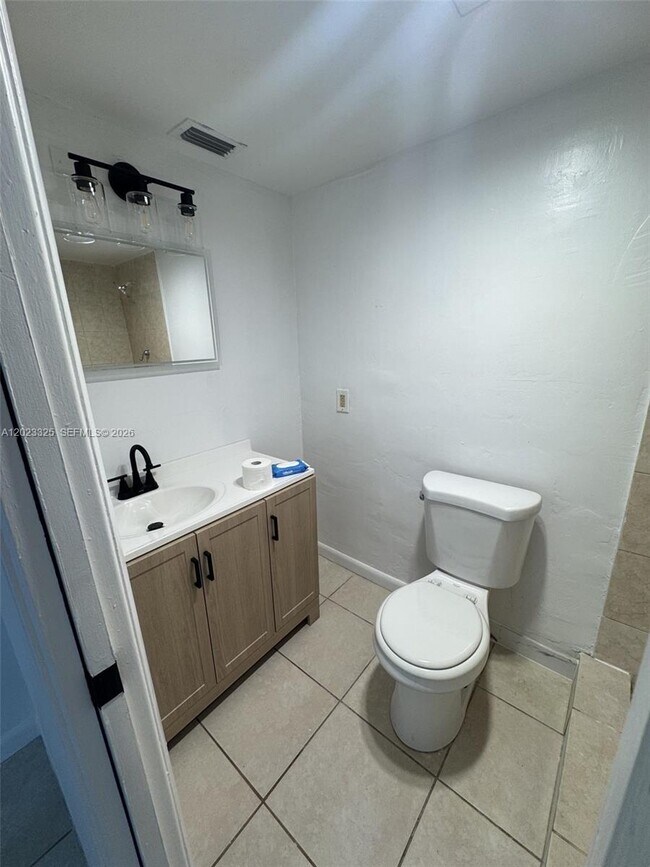 1643 NE Miami Gardens Dr Unit 121