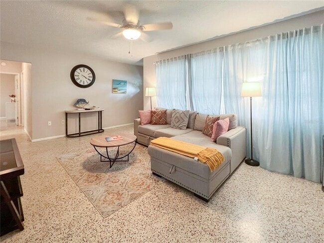 Photo - 1649 Livingstone St