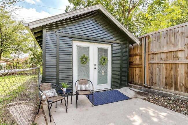 Building Photo - Renovated Garage Apartment Steps Off Camp ... Unit B