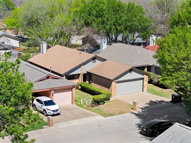 Photo - 410 Village Ln