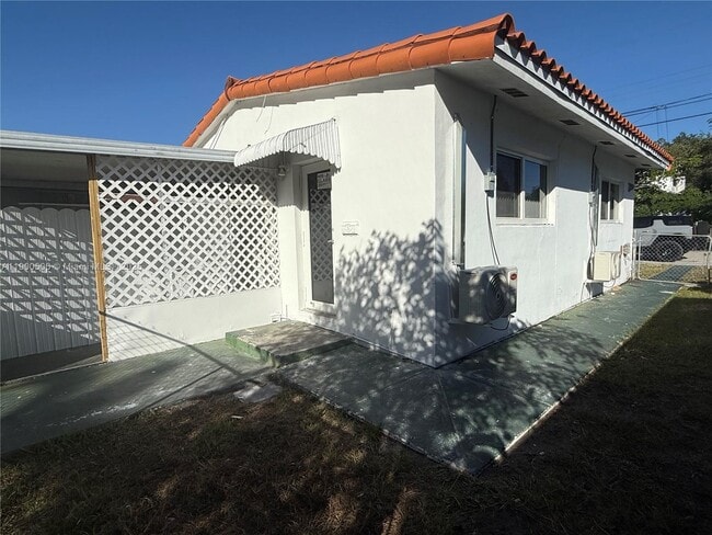 Building Photo - 1120 NW 32nd Ct Unit BACK