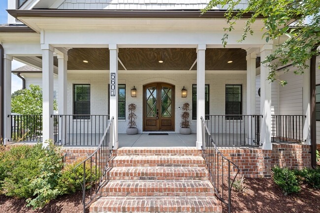 Photo - **Luxury 4/4 with Fenced in Yard**