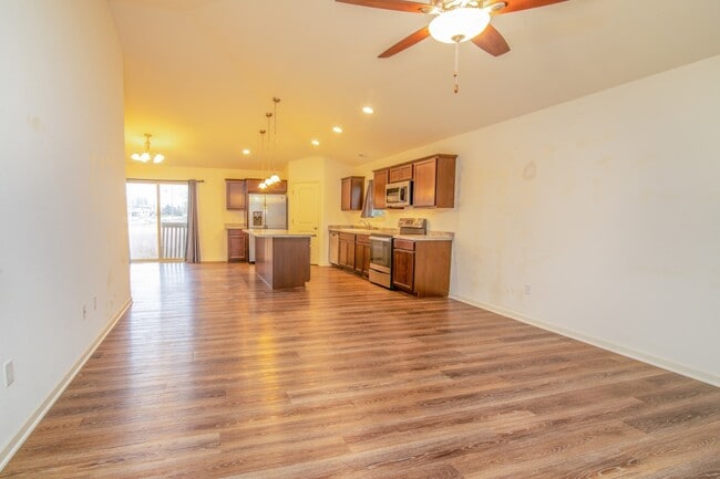 Photo - 501 Cobblestone Way