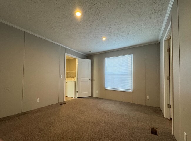 Photo - 2002 Heron Dr NW