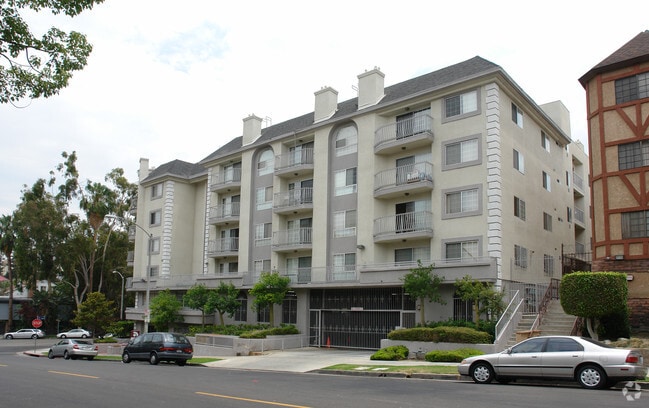 Building Photo - 400 Rental