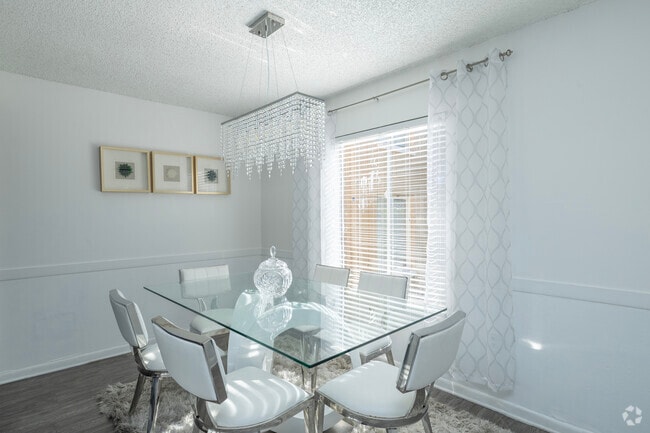 1BR, 1BA - Large - 839SF -Dining Room - Parc Place Villas