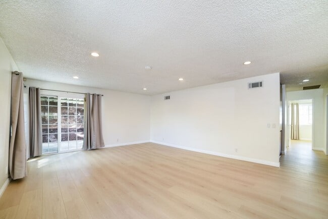 Photo - 1728 W Phillips Dr