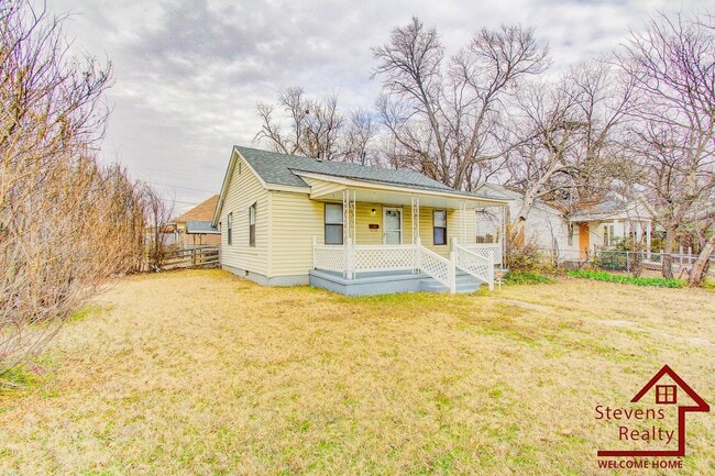 Photo - 815 SW H Ave