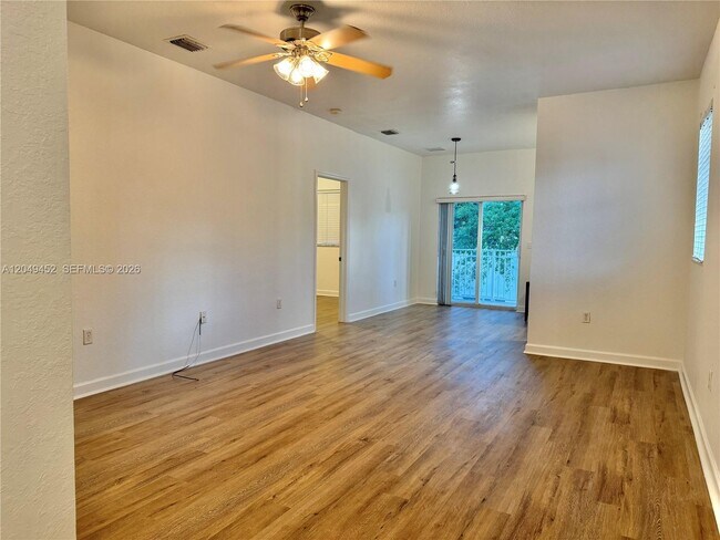 2728 NE 3rd Ct Unit 206