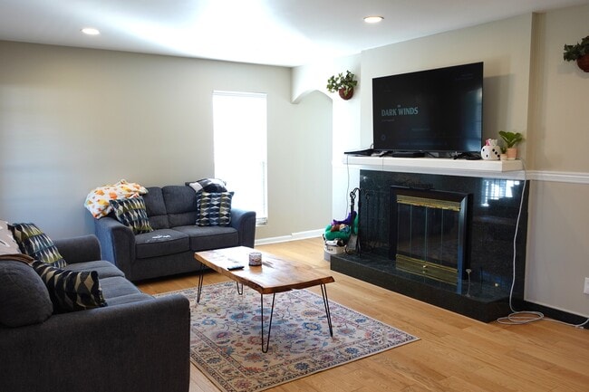 Family Rm - 1333 Holliday Dr