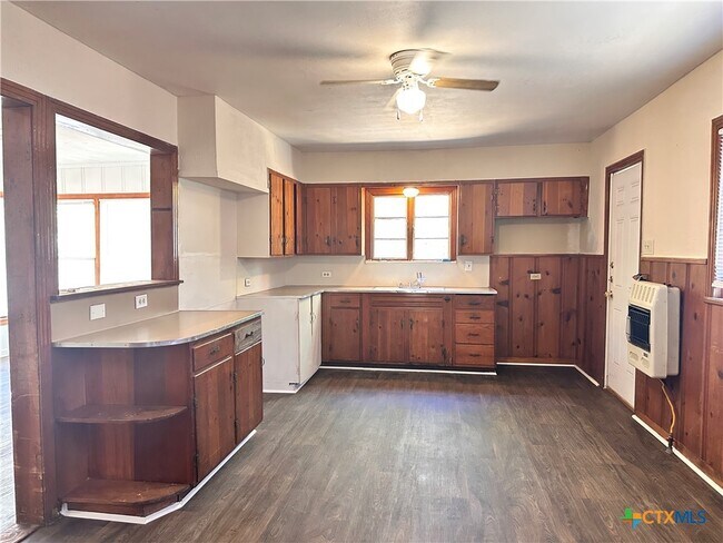 Photo - 1010 Academy St