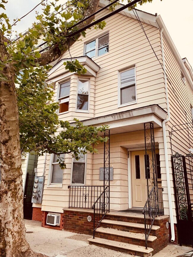 Front - 167 Van Buren St Casa Unidad 3