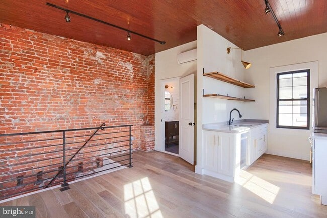 Photo - 1900 Waterloo St Unit 3