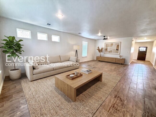 Photo - 2123 Hornbeam St