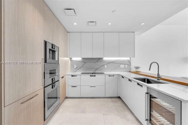Building Photo - 15701 Collins Ave