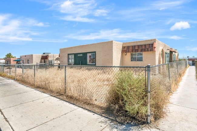 Building Photo - 5309 W Cheyenne Ave Unit Cheyenne Ave #2 - 5309