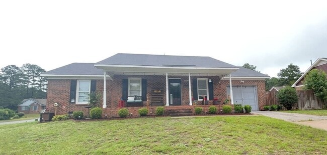 Building Photo - 3 Bedroom 2 Bath Ranch Home w/ Fenced Backyard. Minutes to Fort Bragg and Shopping!