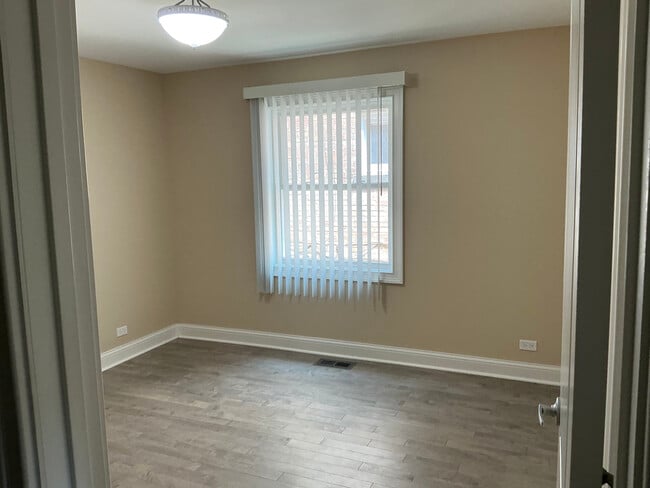 Bedroom 2 - 2553 W Summerdale Ave
