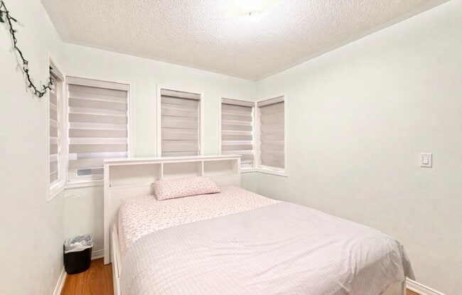 Photo - 3 BED - 2.5 BATH - BRAMPTON - UPPER LEVEL