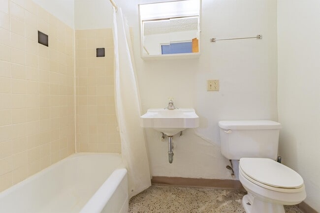 Photo - 2441 Holmes St