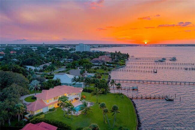 Photo - 901 SE Riverside Dr