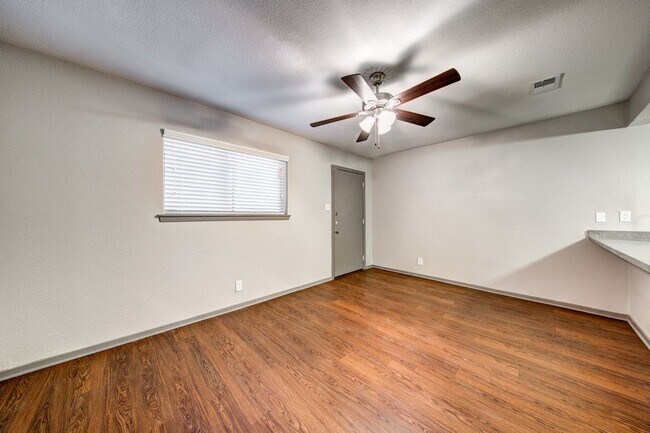 Photo - 1801 Fort View Rd Unidad 103
